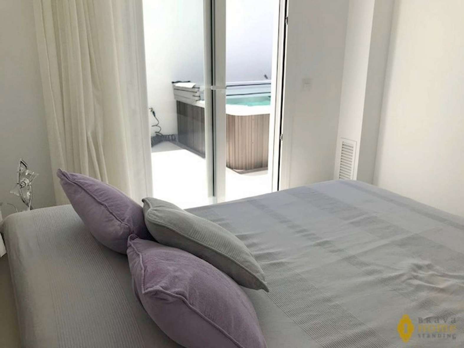 Hermosa villa reformada con jacuzzi en venta en Rosas Santa Margarita