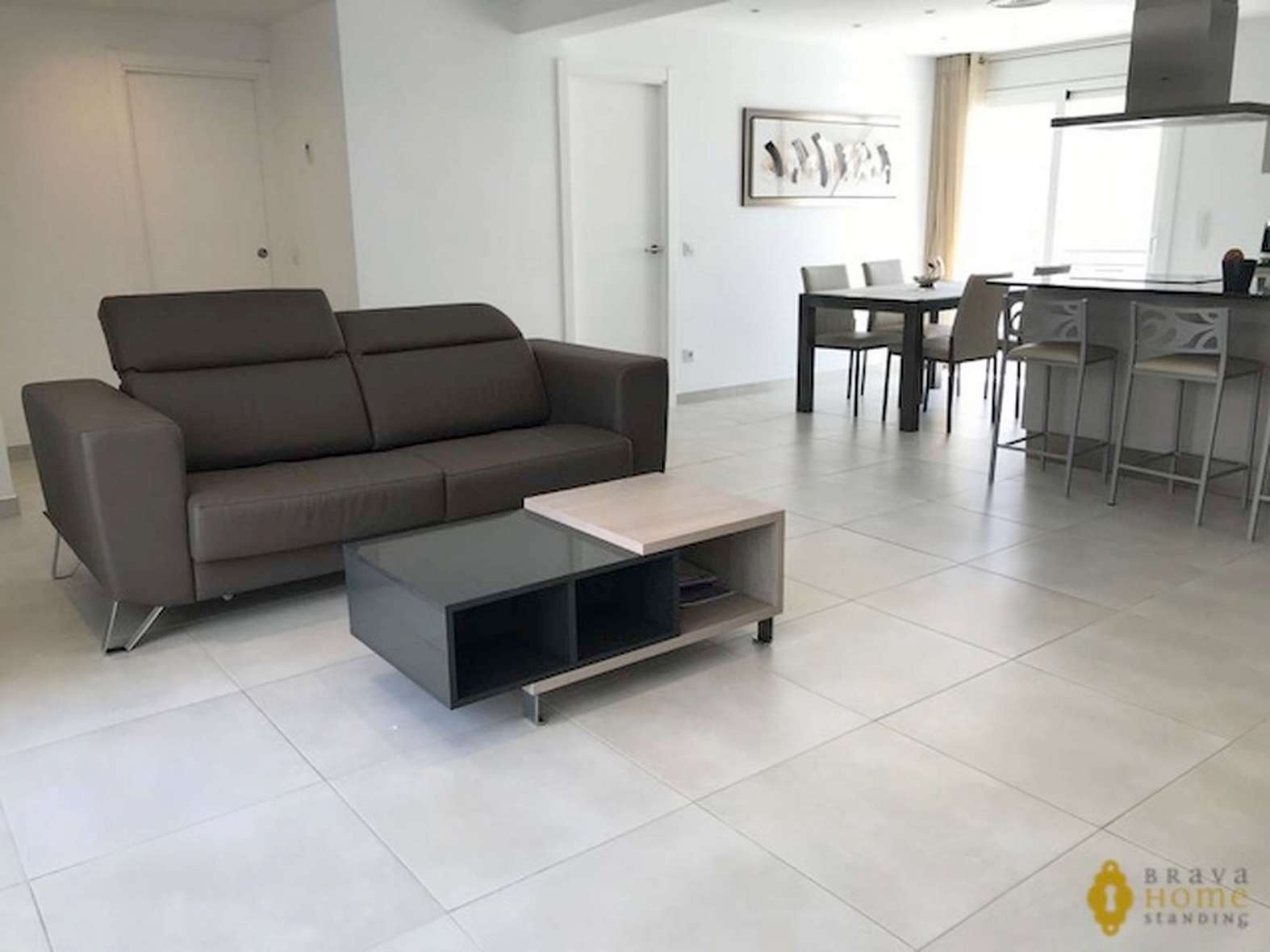Hermosa villa reformada con jacuzzi en venta en Rosas Santa Margarita
