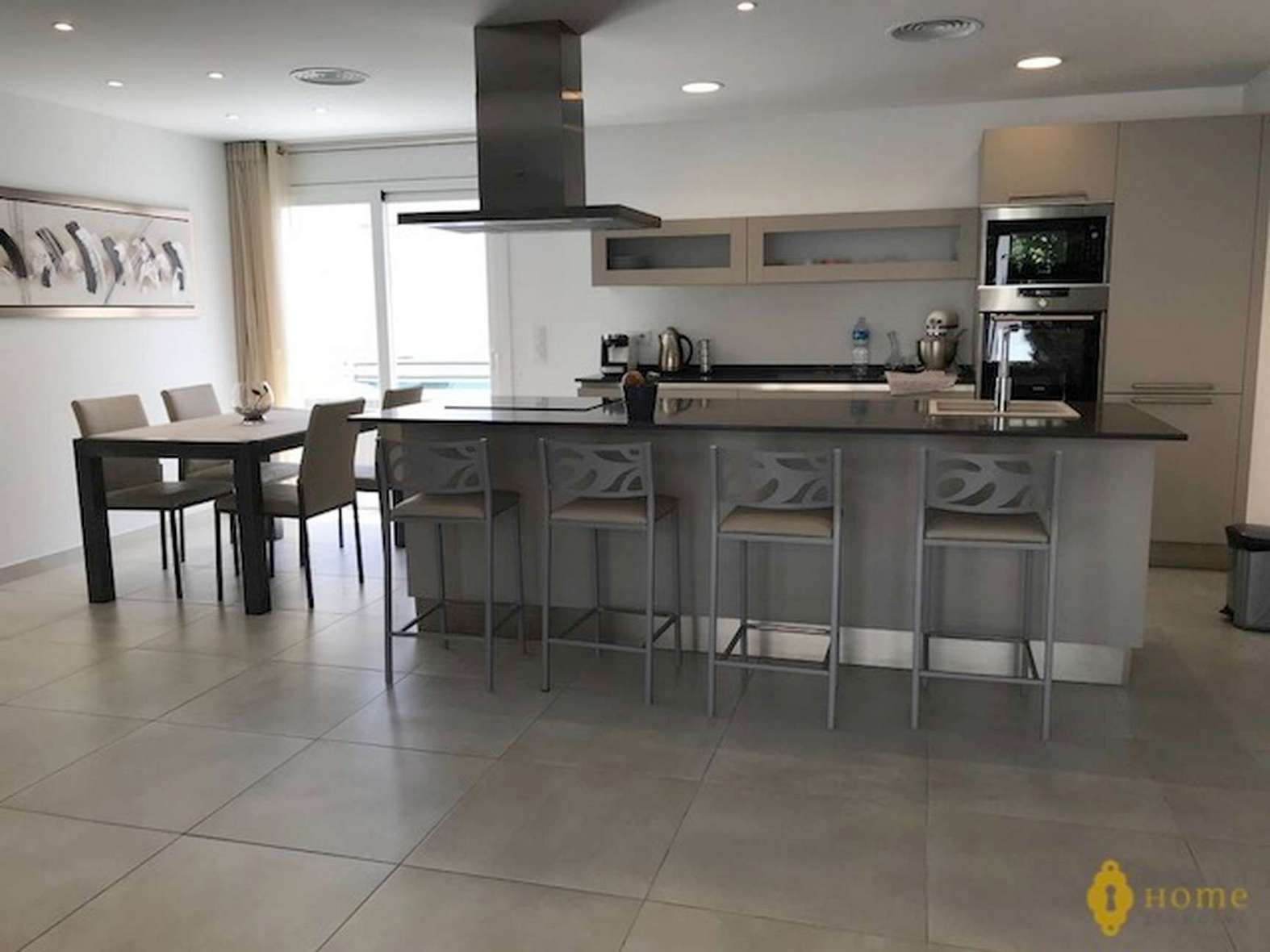 Hermosa villa reformada con jacuzzi en venta en Rosas Santa Margarita