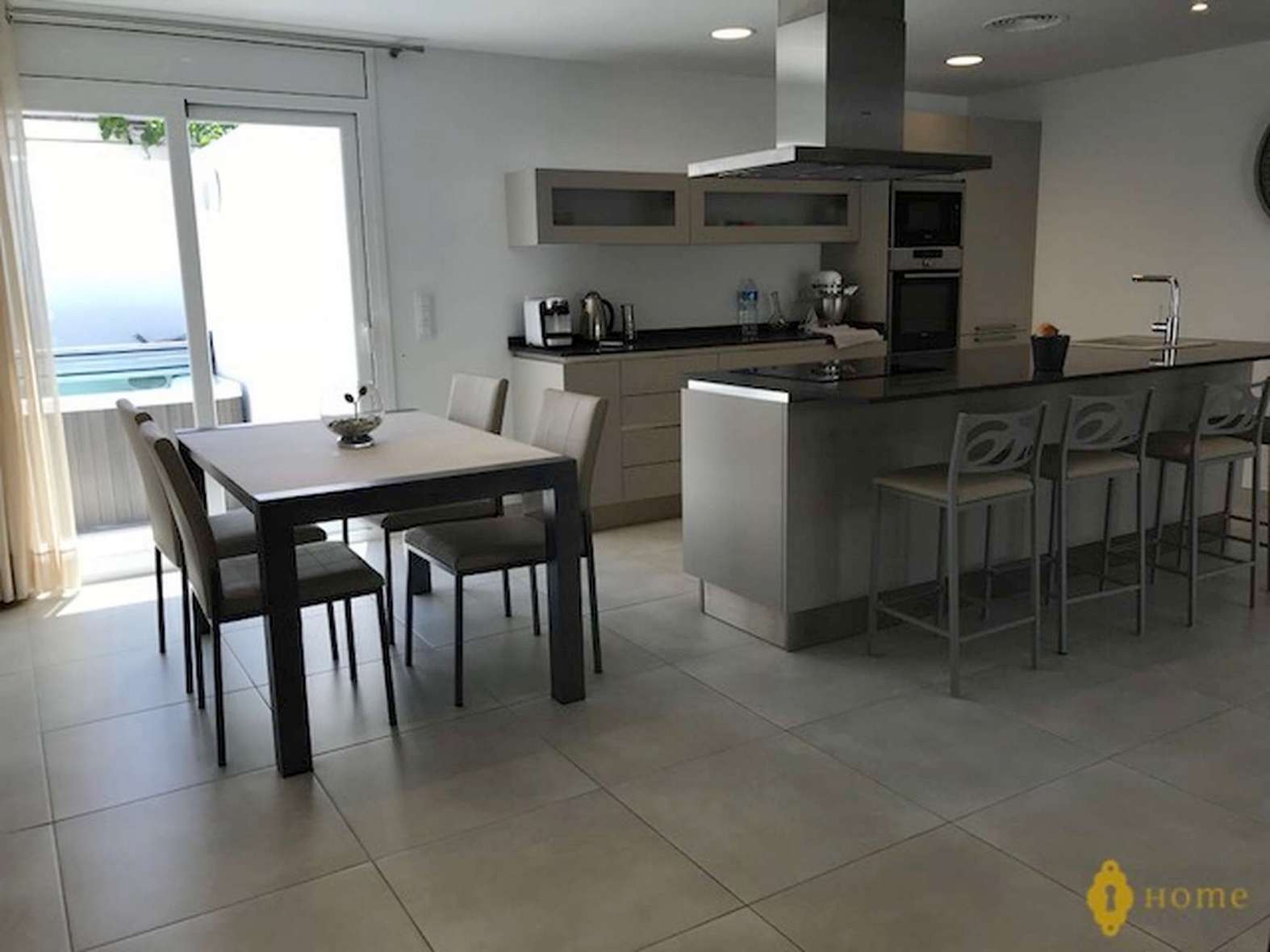 Hermosa villa reformada con jacuzzi en venta en Rosas Santa Margarita