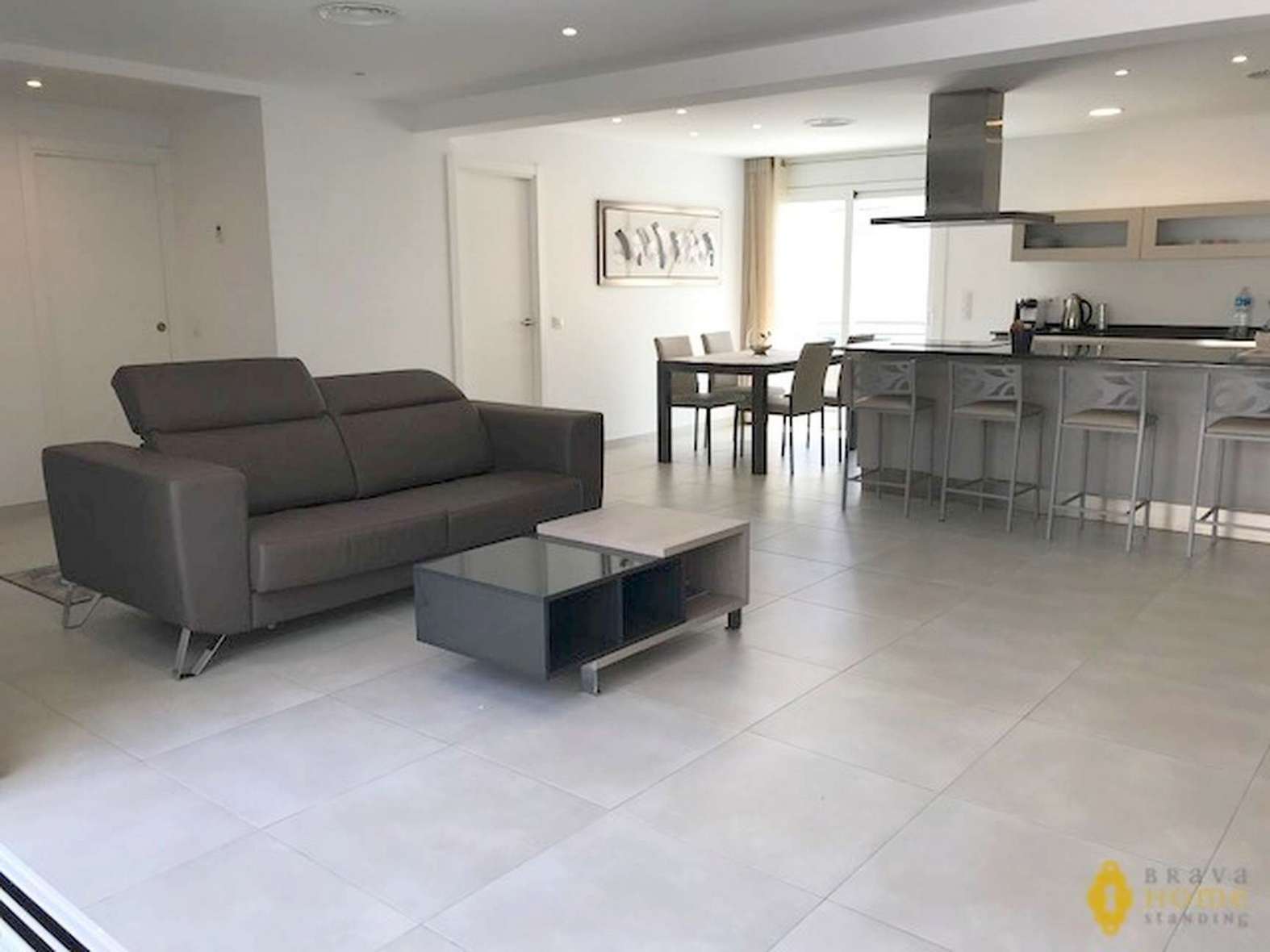 Hermosa villa reformada con jacuzzi en venta en Rosas Santa Margarita