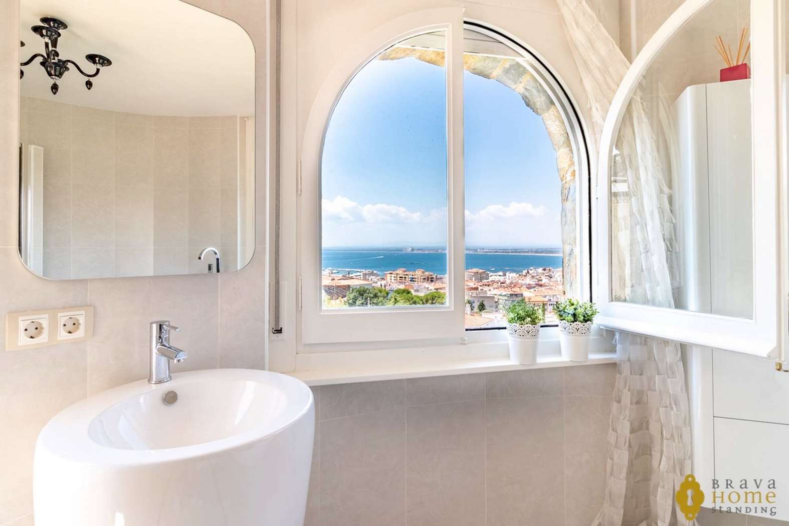 Bonica casa con piscina I vistes al mar en venda a Roses