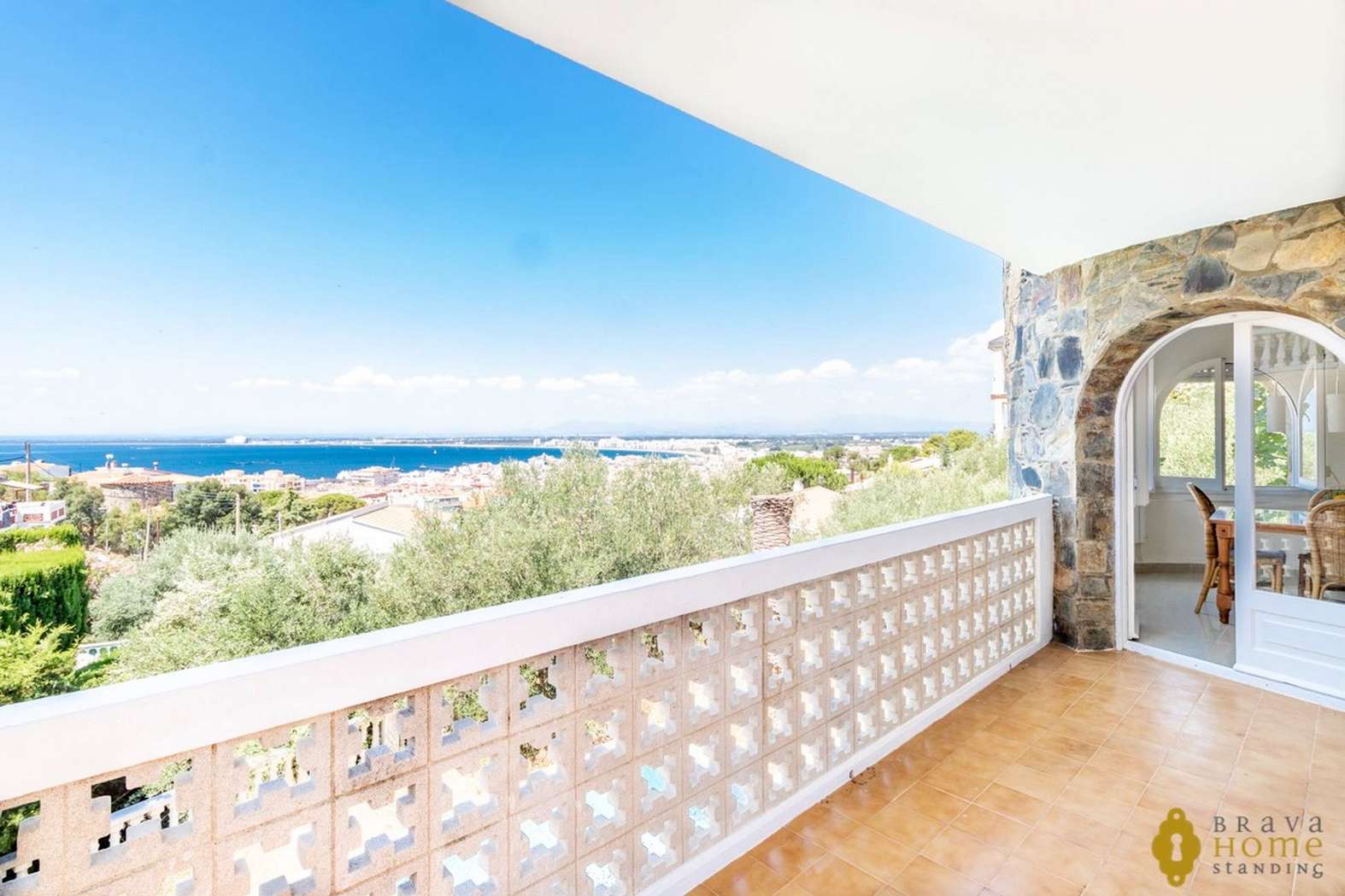 Bonita casa con piscina y vistas al mar en venta en Rosas