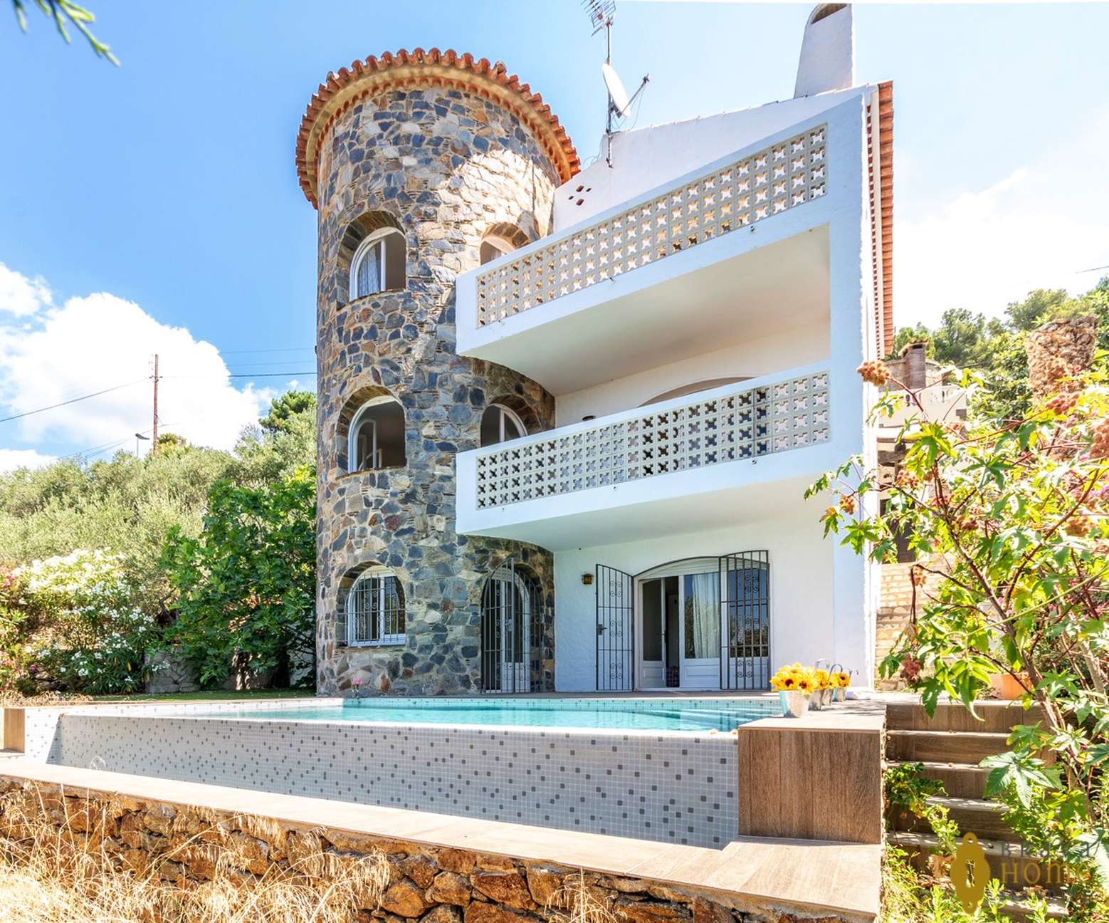 Bonita casa con piscina y vistas al mar en venta en Rosas