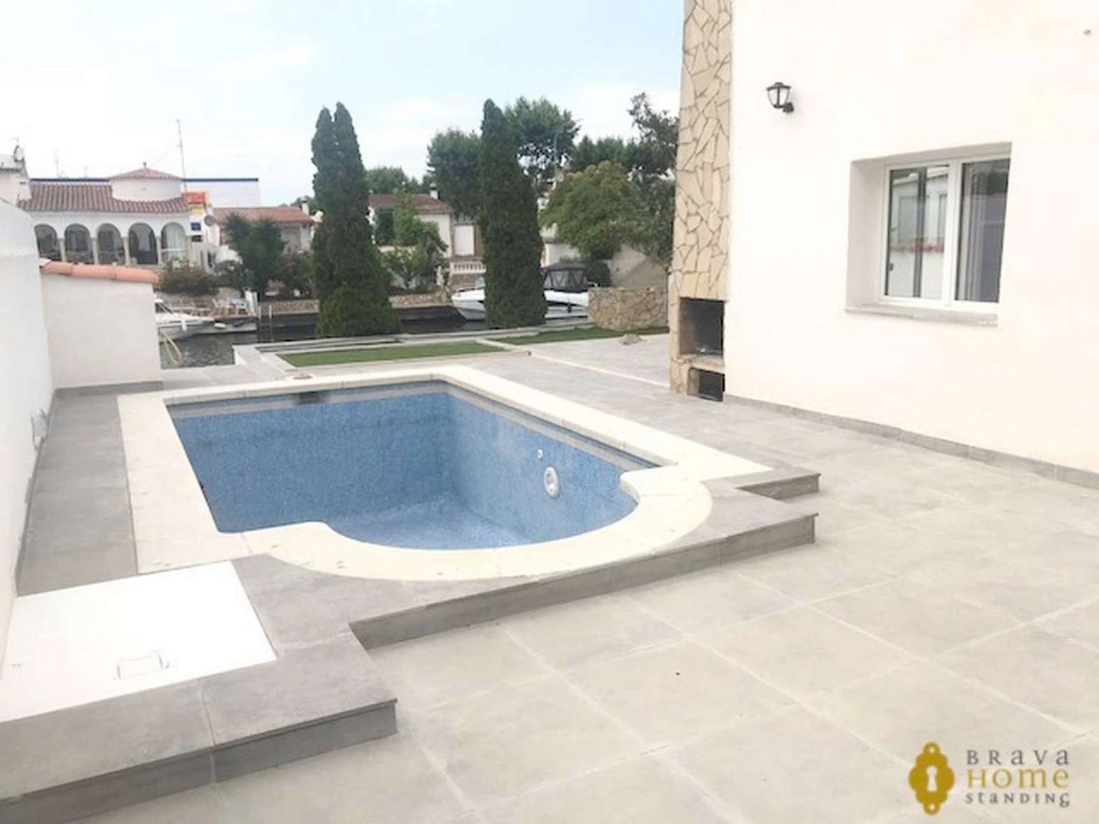 Two houses with mooring on a wide canal with swimming pool, for sale in Empuriabrava