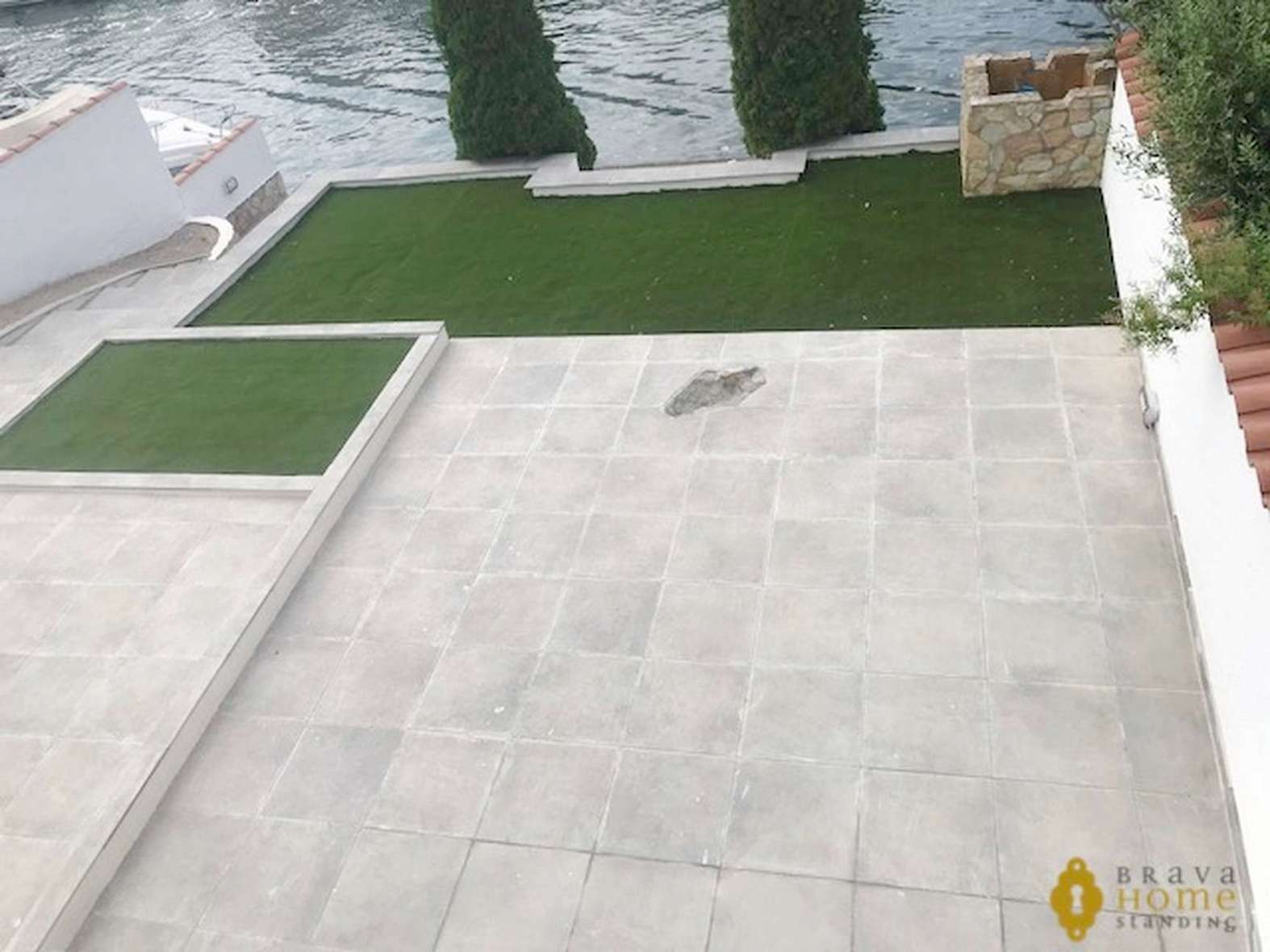 Deux maisons avec amarre au canal large avec piscine, en vente à Empuriabrava