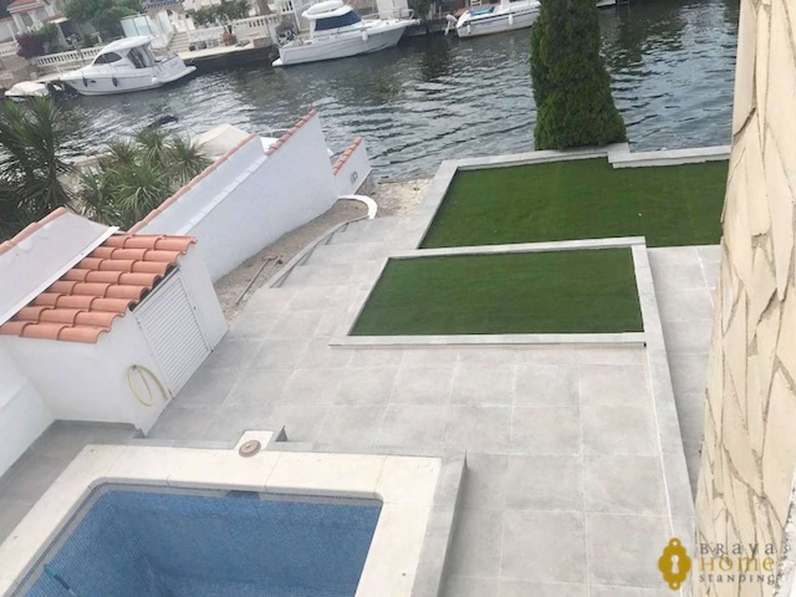 Deux maisons avec amarre au canal large avec piscine, en vente à Empuriabrava