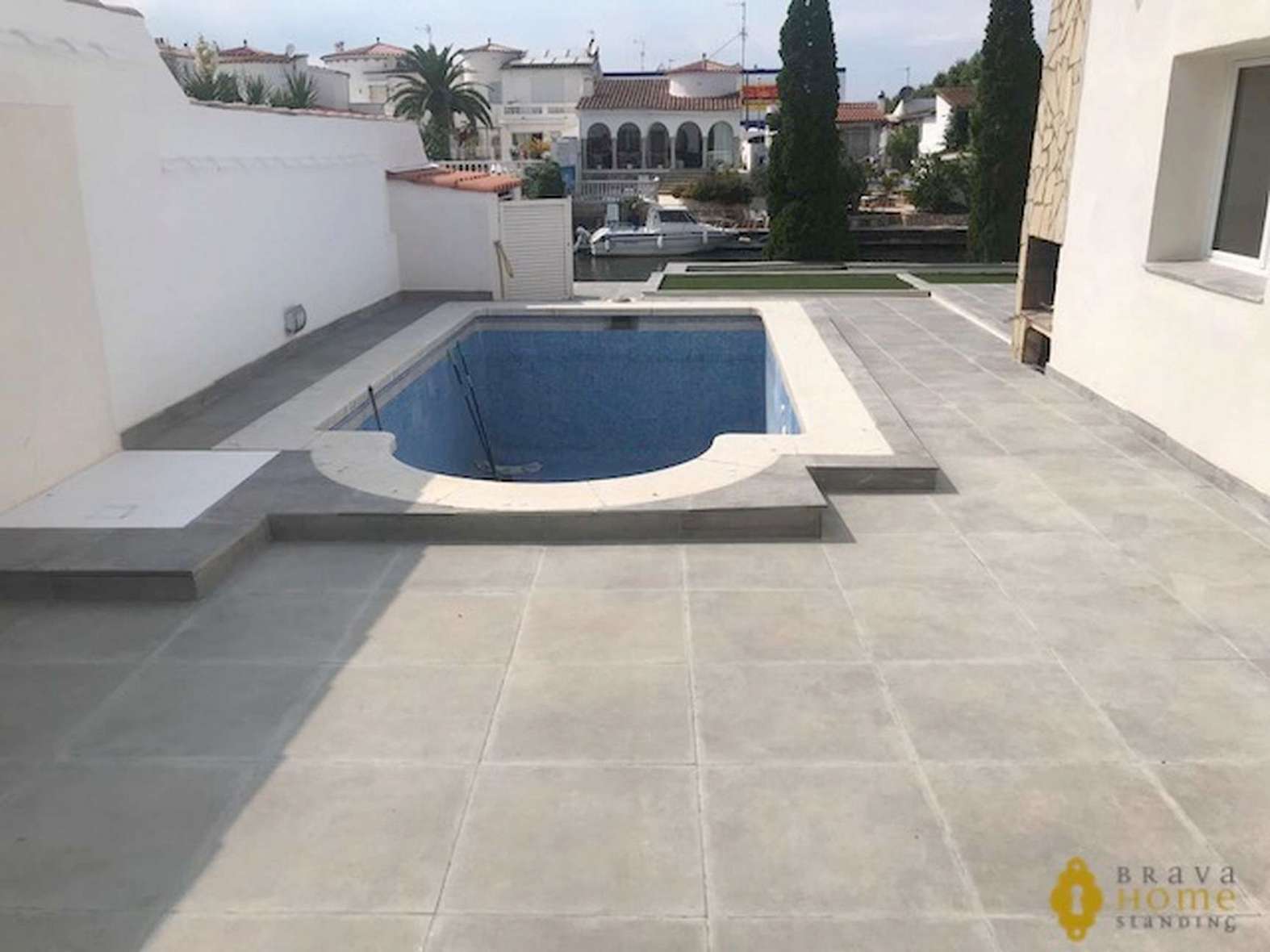 Deux maisons avec amarre au canal large avec piscine, en vente à Empuriabrava