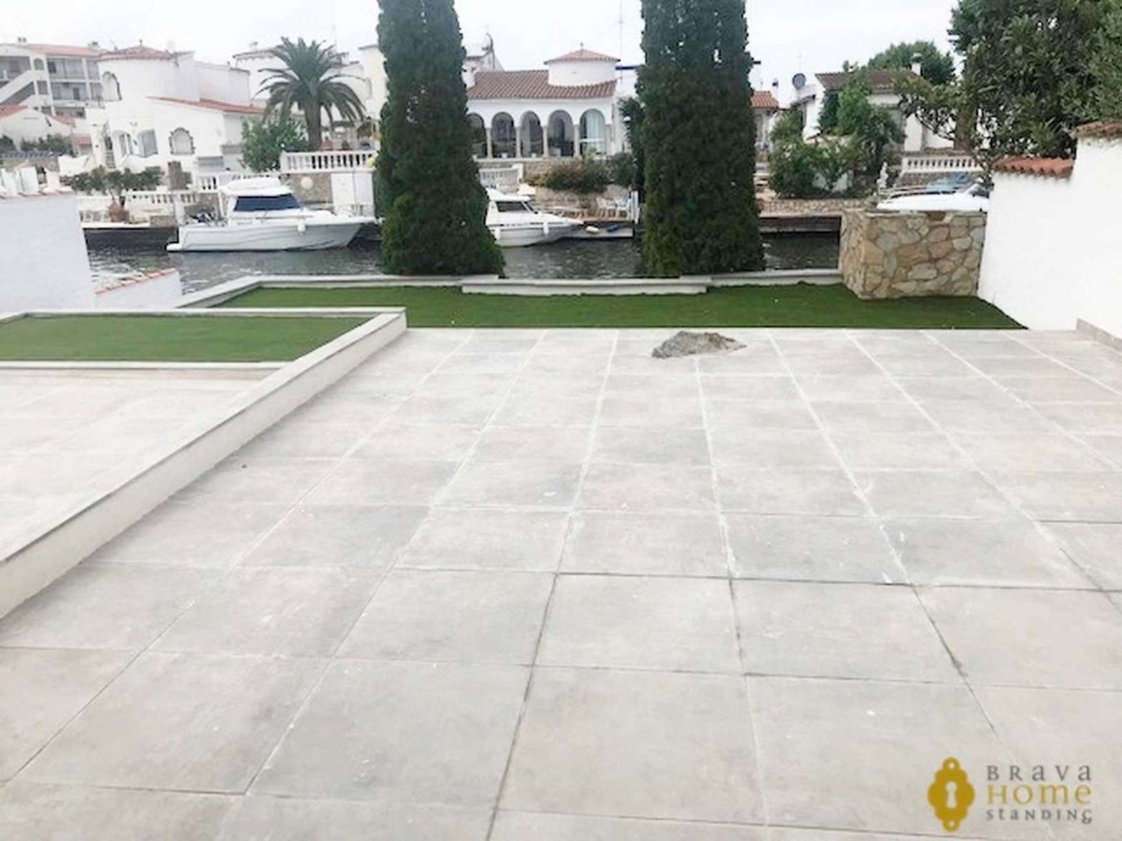 Deux maisons avec amarre au canal large avec piscine, en vente à Empuriabrava