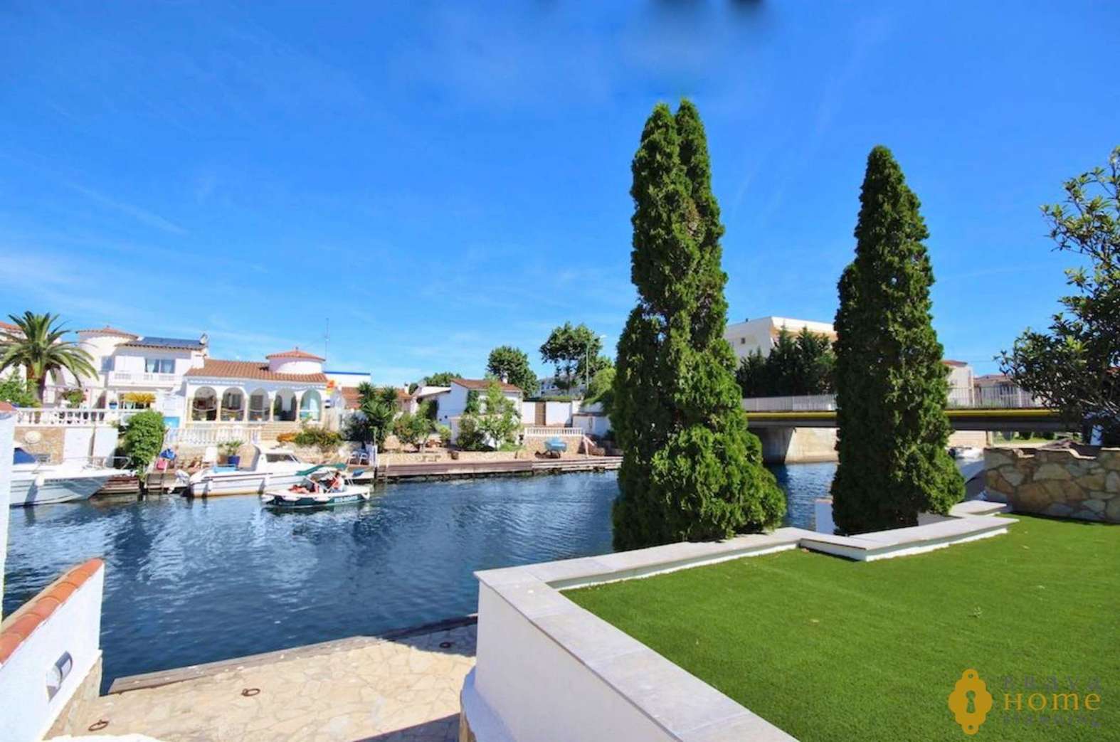 Two houses with mooring on a wide canal with swimming pool, for sale in Empuriabrava