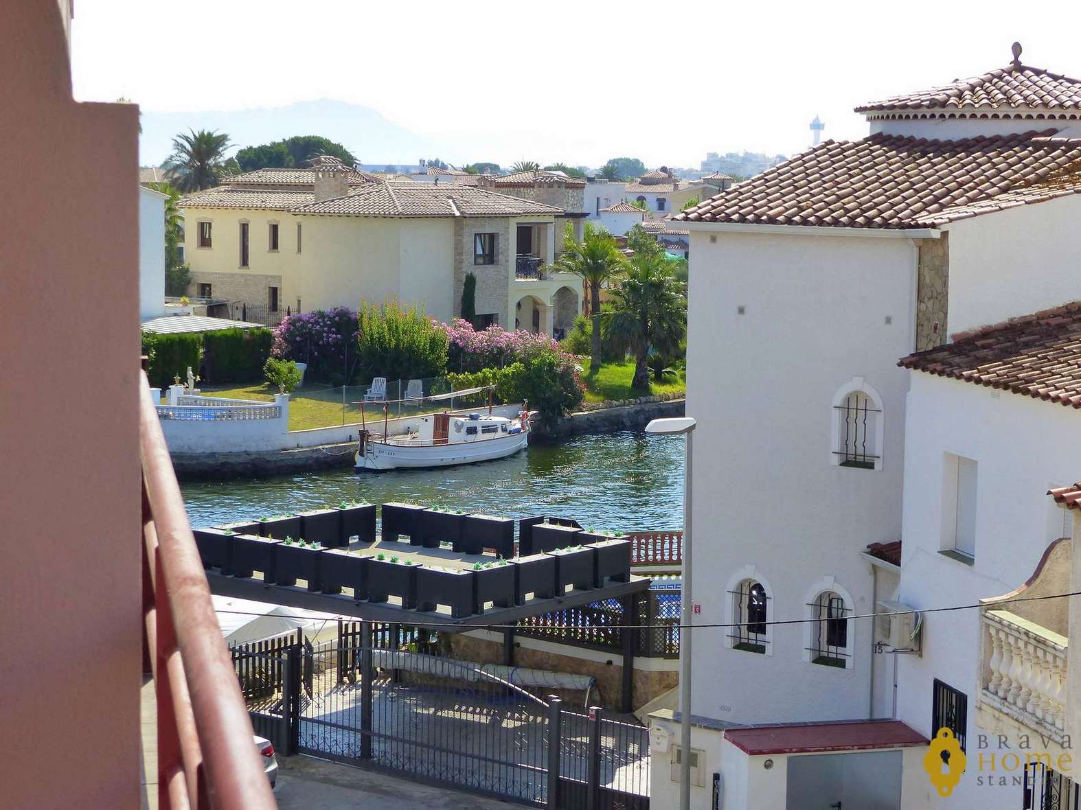 Bright renovated apartment for sale in Empuriabrava