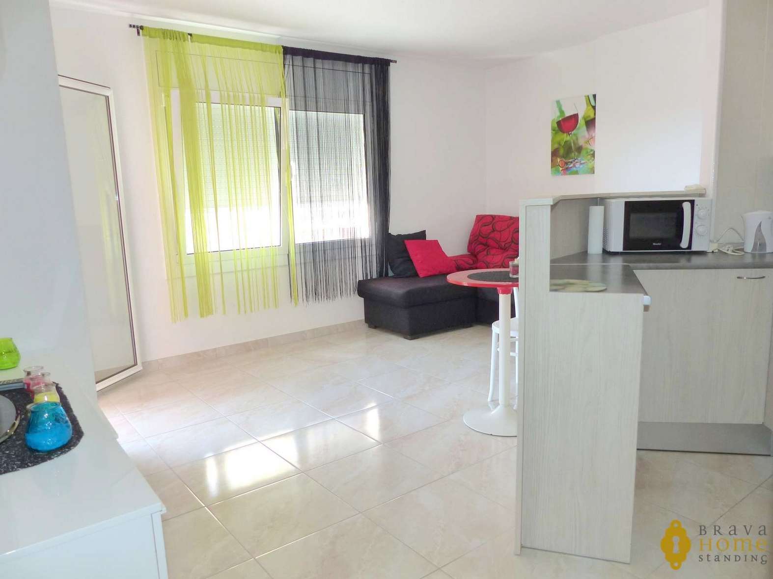 Bright renovated apartment for sale in Empuriabrava
