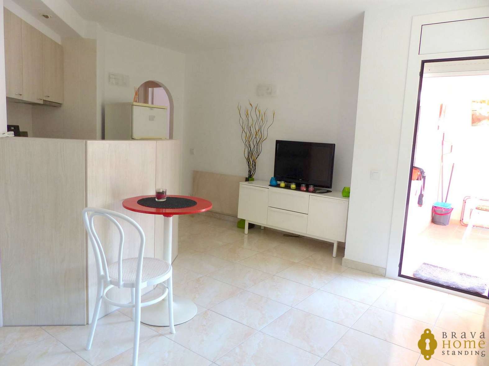 Bright renovated apartment for sale in Empuriabrava