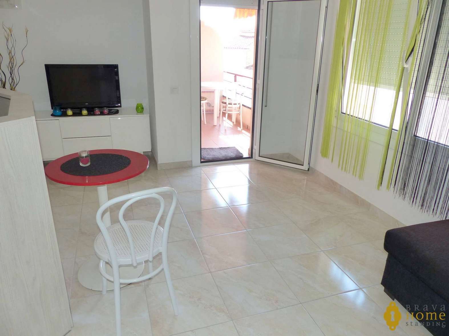 Bright renovated apartment for sale in Empuriabrava