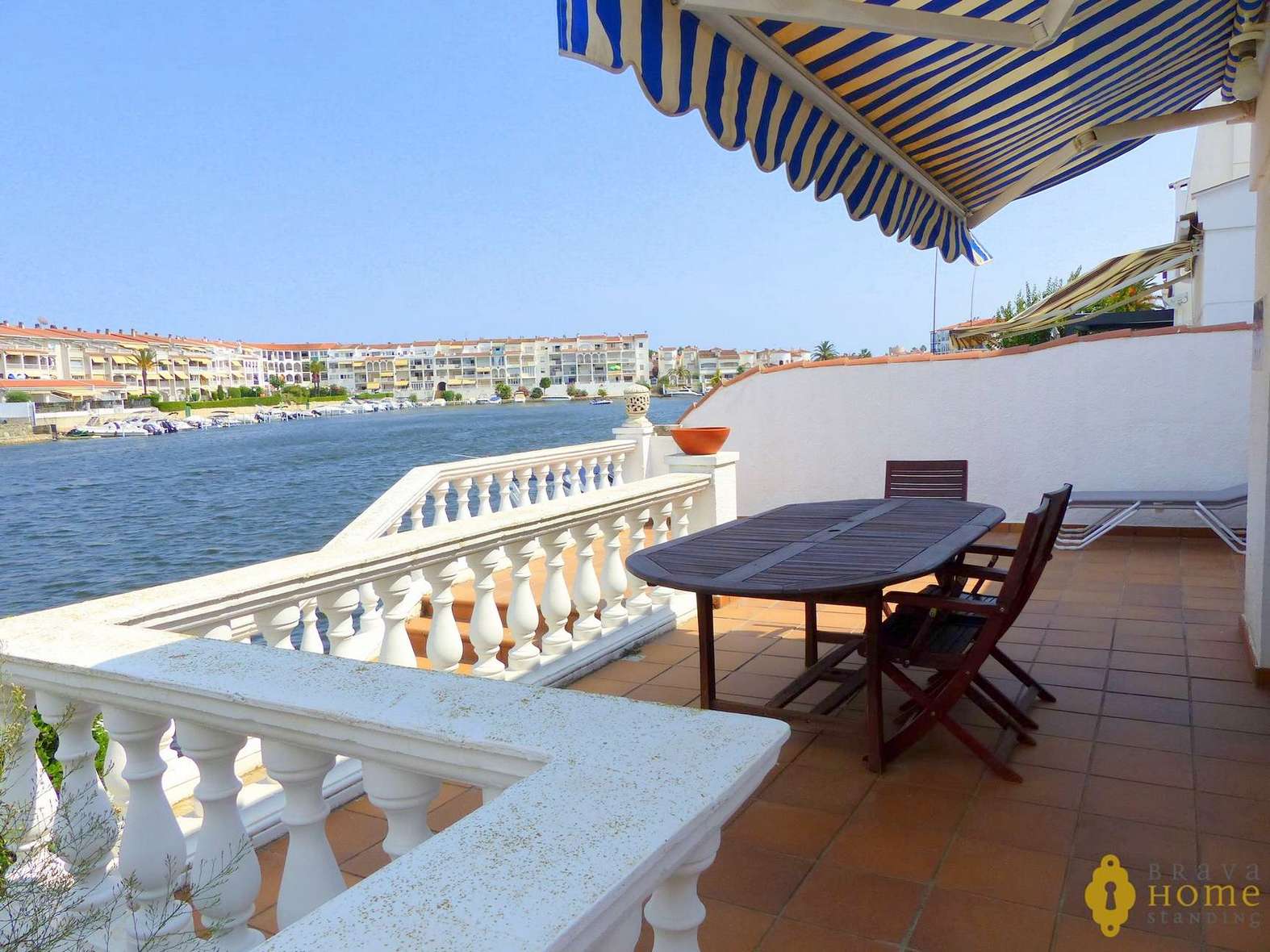 Bonica casa amb amarratge en venda a Empuriabrava