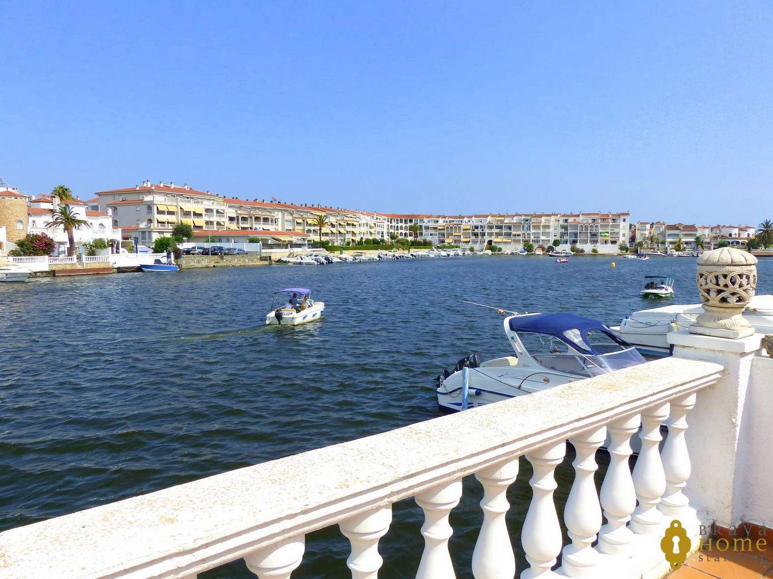 Bonica casa amb amarratge en venda a Empuriabrava