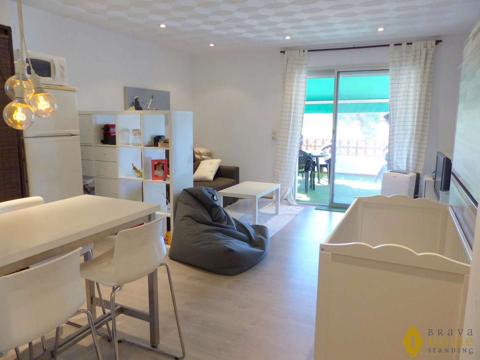 Beau studio avec terrasse, en vente à 300m de la plage de Rosas - Santa Margarita