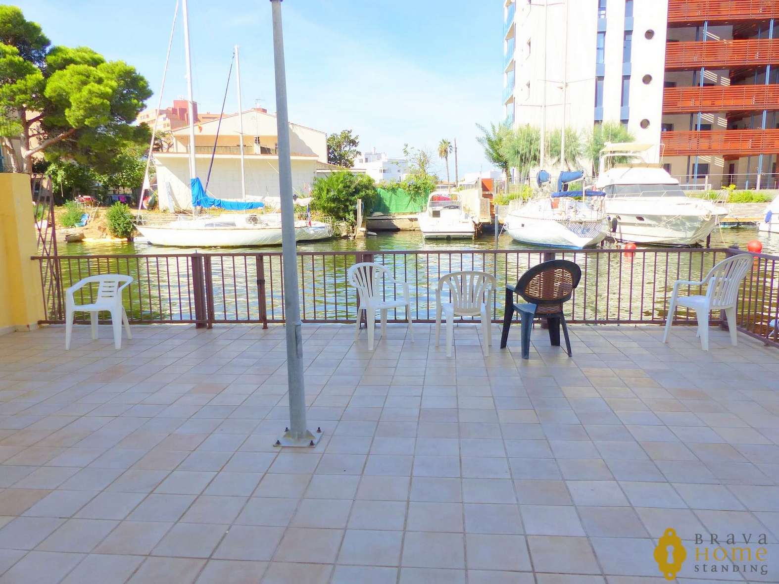 Beau studio avec terrasse, en vente à 300m de la plage de Rosas - Santa Margarita