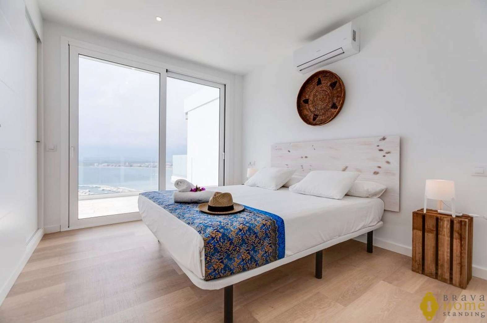 Casa d'obra nova amb unes excepcionals vistes al mar molt a prop del centre de Roses, en venda