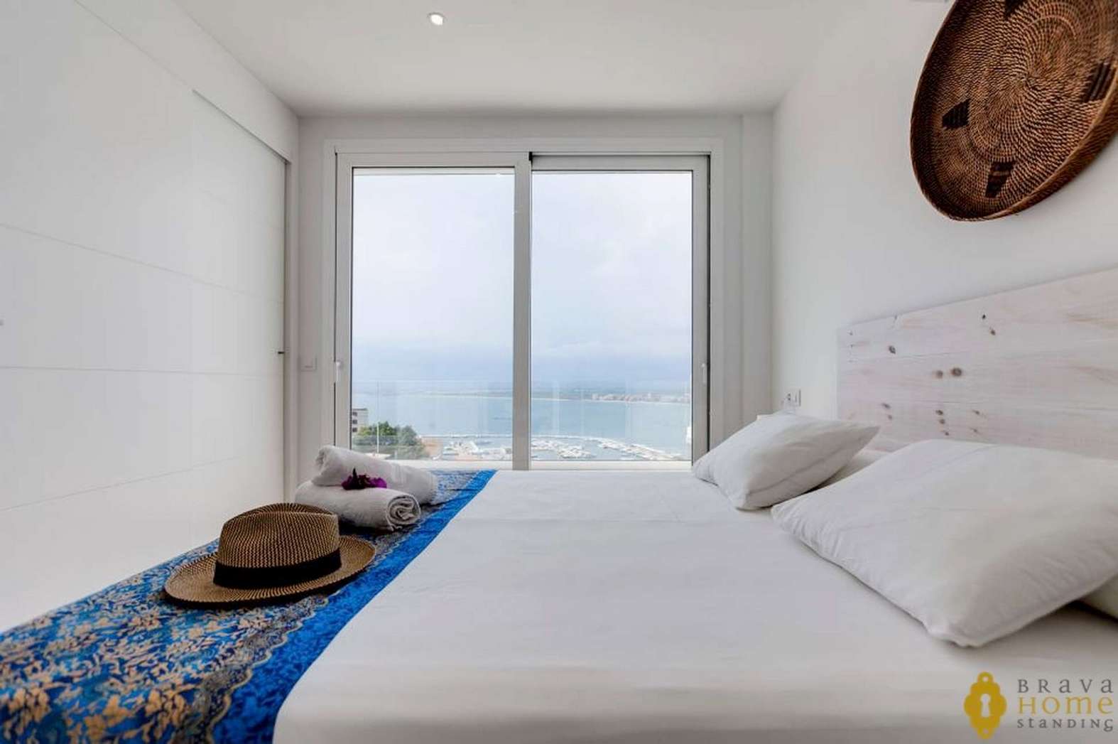 Maison neuve avec vue mer exceptionnelle, proche du centre ville de Rosas, en vente
