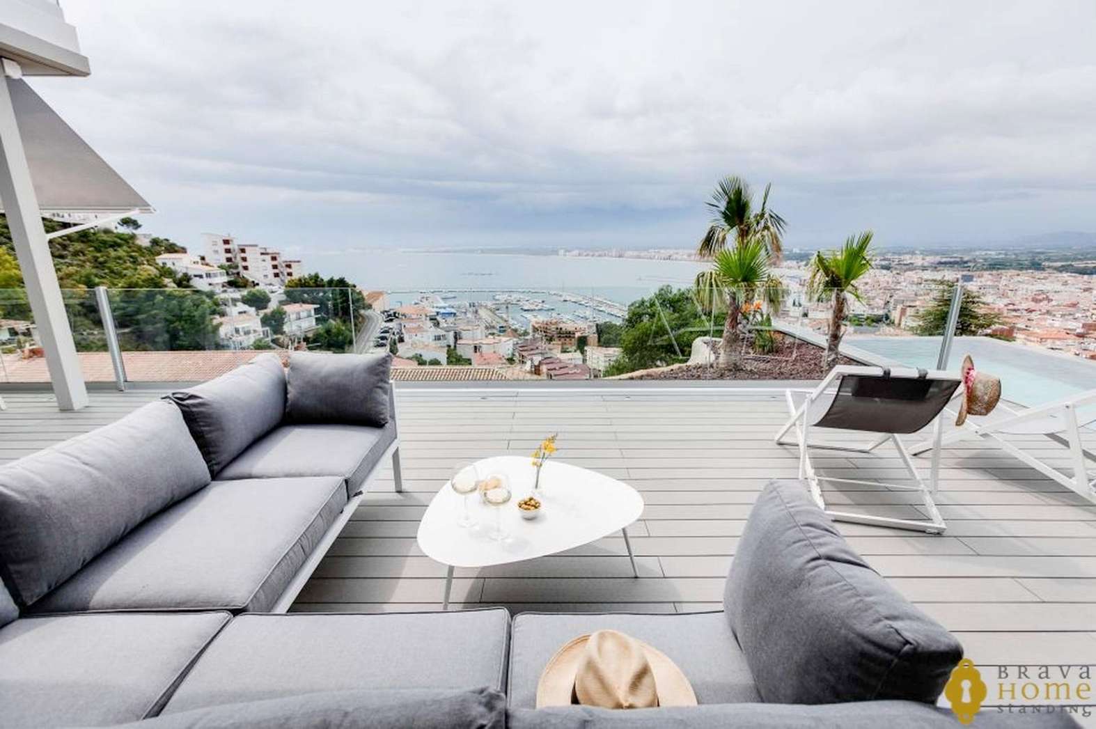 Maison neuve avec vue mer exceptionnelle, proche du centre ville de Rosas, en vente