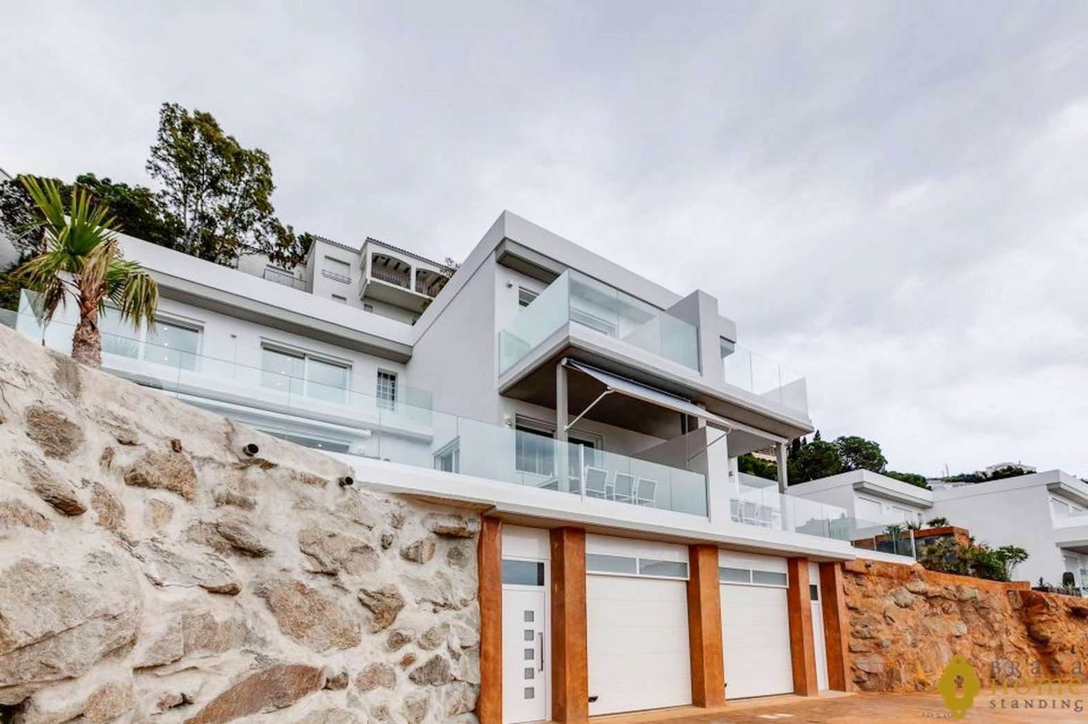 Casa de obra nueva con unas excepcionales vistas al mar muy cerca del centro de Rosas, en venta