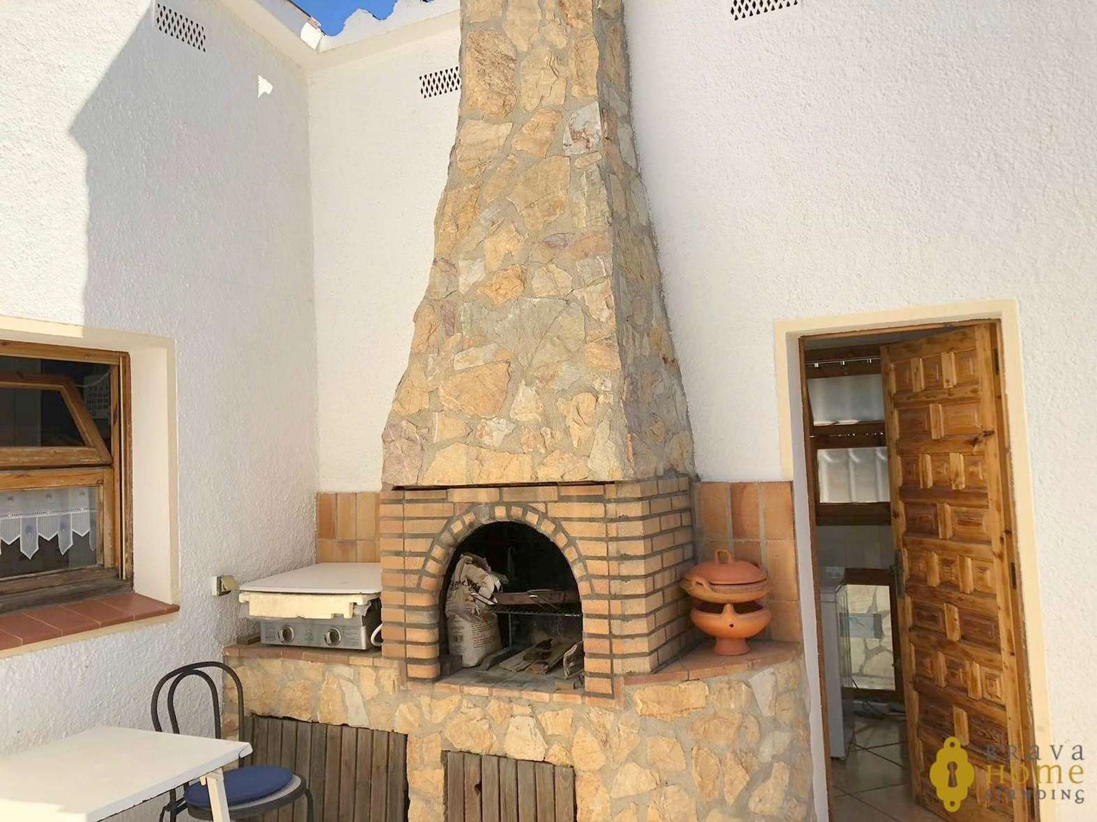 Beautiful villa with views over the Bay of Roses,  for sale in Palau Saverdera