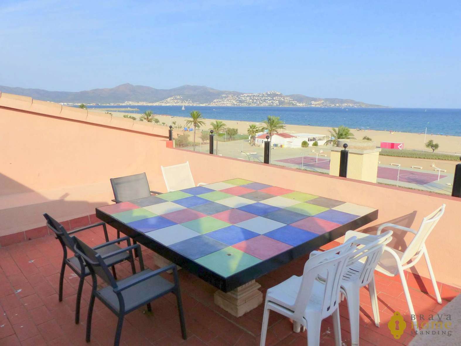 Luxurious penthouse in 1st line of sea, for sale in Empuriabrava