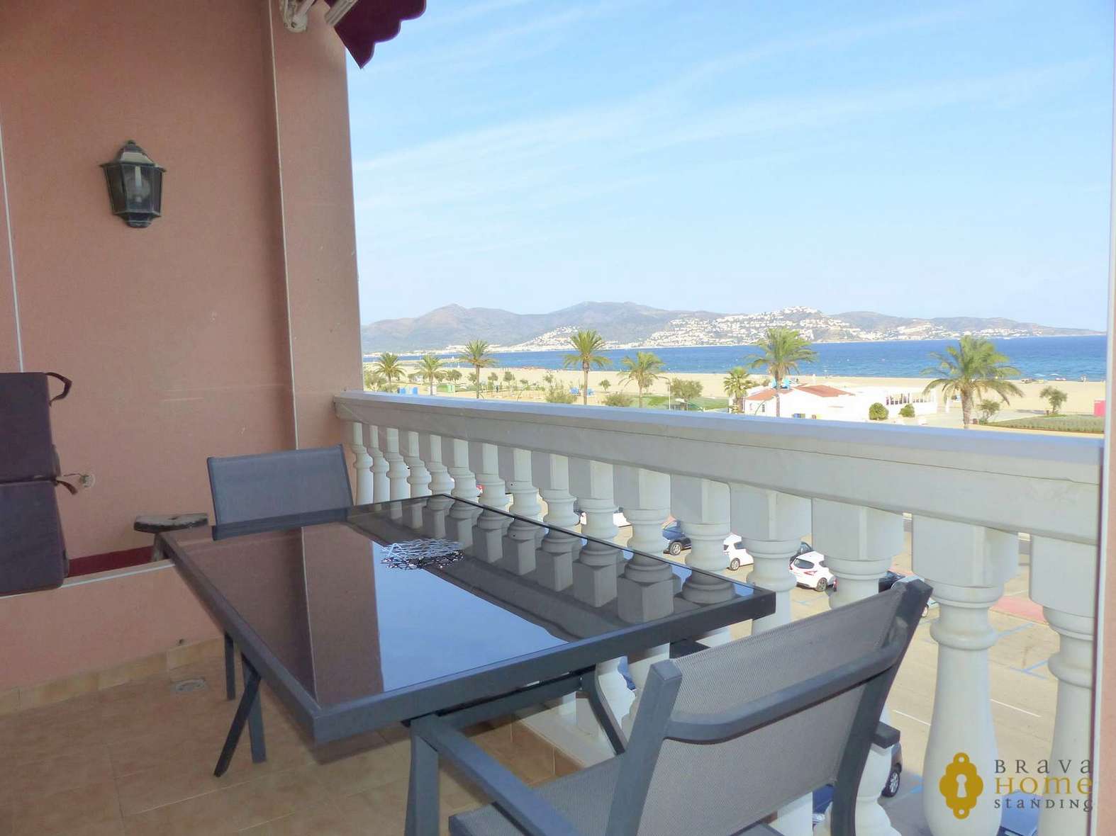 Luxurious penthouse in 1st line of sea, for sale in Empuriabrava