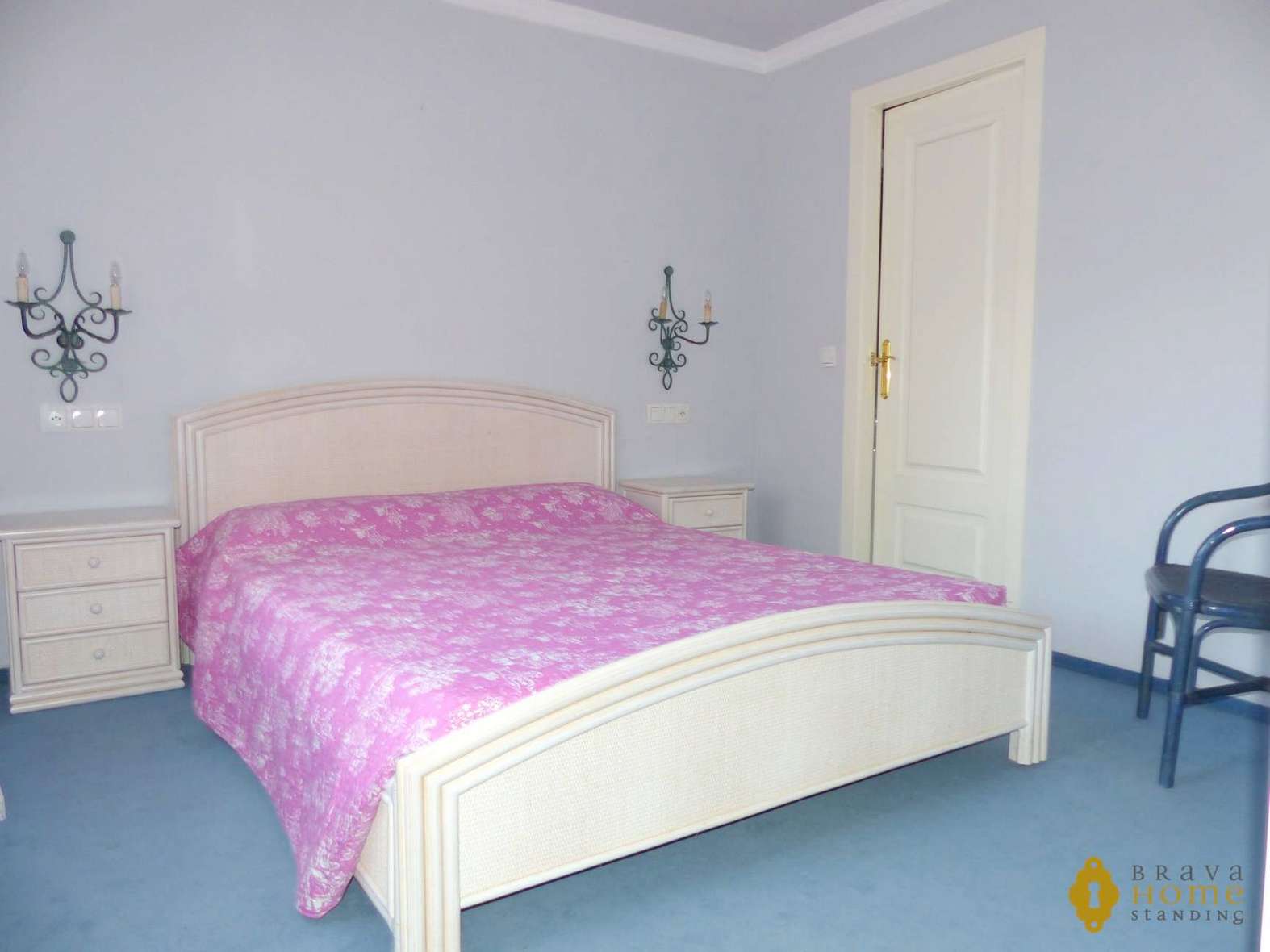 Luxurious penthouse in 1st line of sea, for sale in Empuriabrava