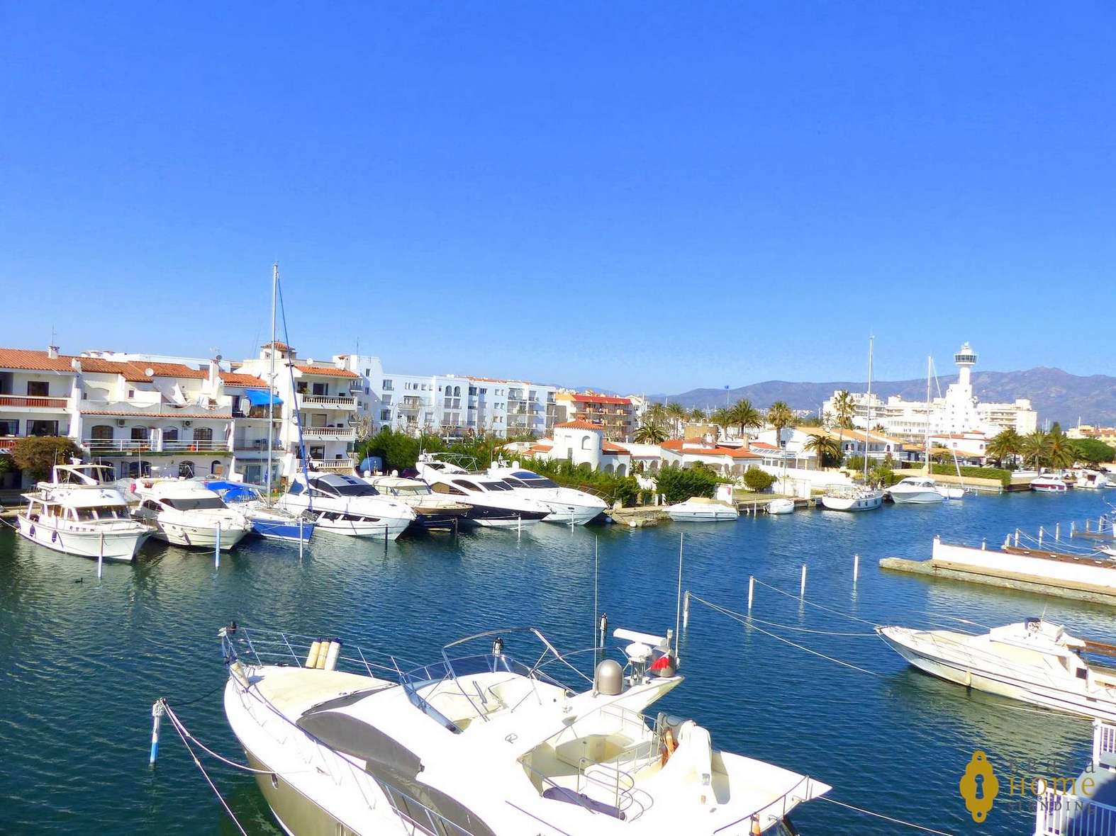 APARTAMENT A PROP DE LA PLATJA AMB VISTA CANAL EN VENDA A EMPURIABRAVA 