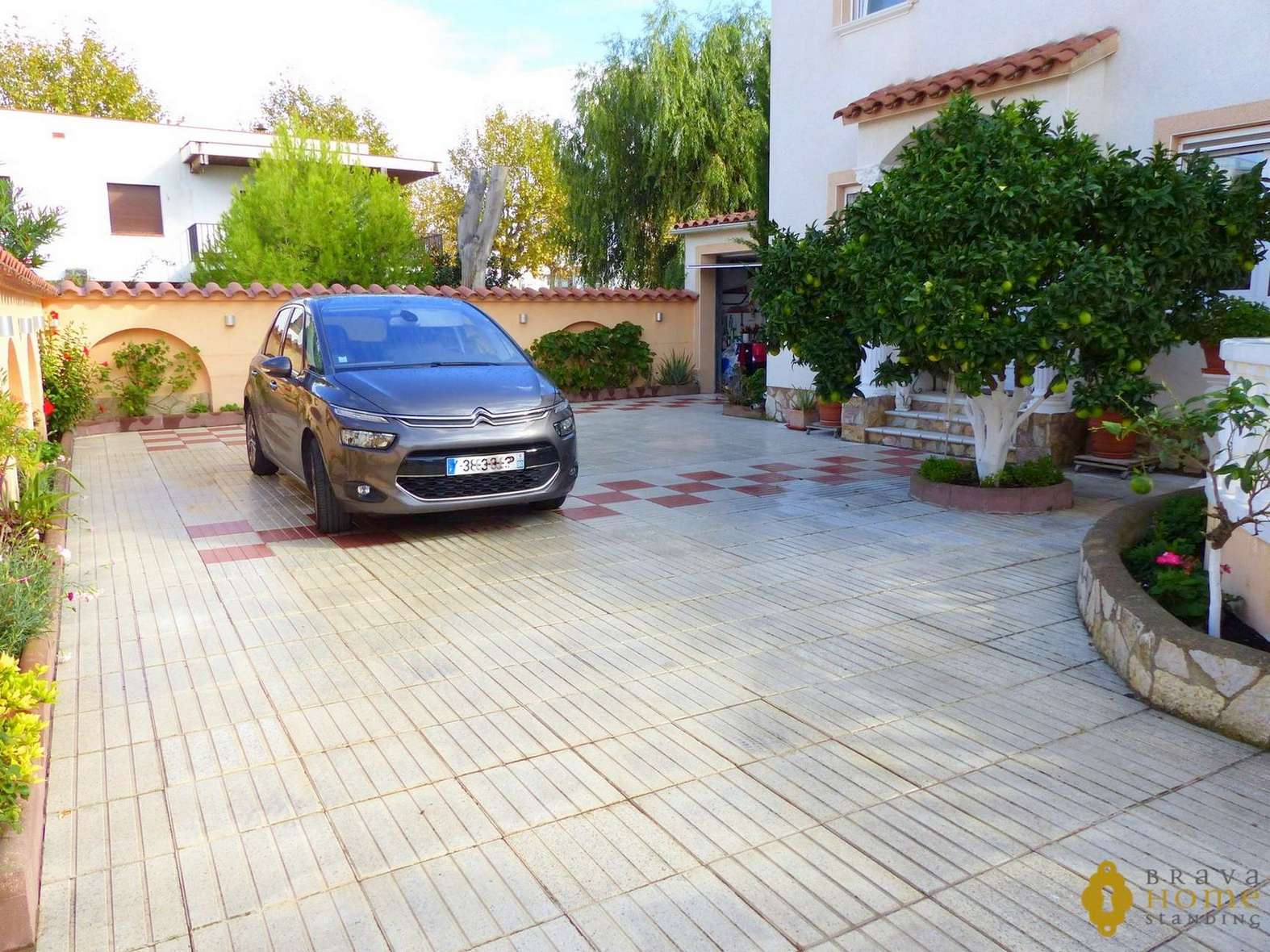 Beautiful house with pool for sale in Empuriabrava