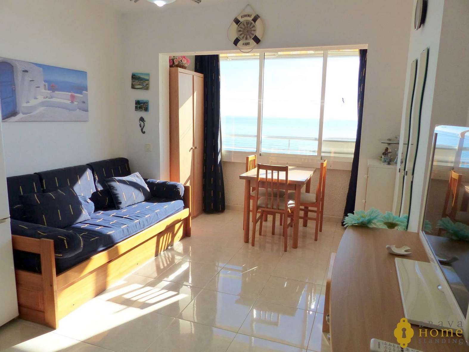 Bonito apartamento en 1era línea de mar en venta en Empuriabrava