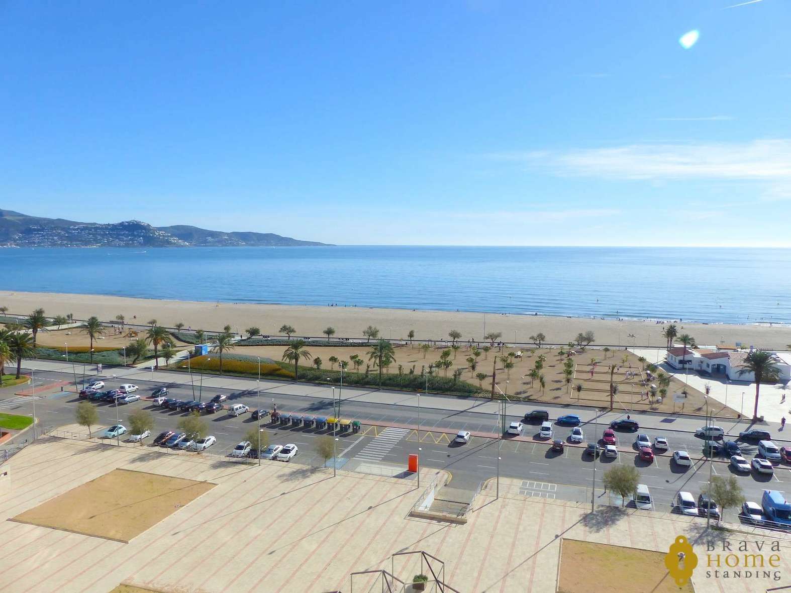 Bonito apartamento en 1era línea de mar en venta en Empuriabrava