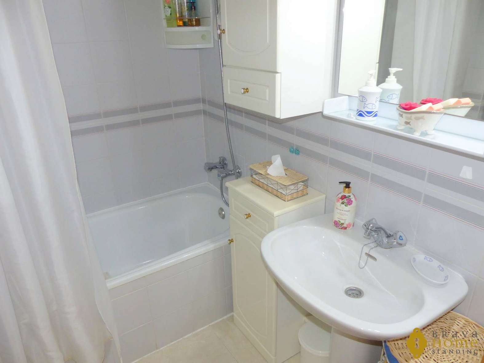 Bonito apartamento en 1era línea de mar en venta en Empuriabrava