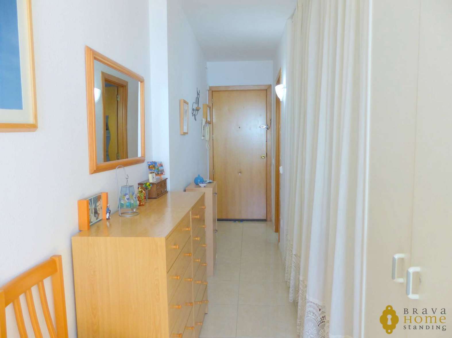Bonito apartamento en 1era línea de mar en venta en Empuriabrava
