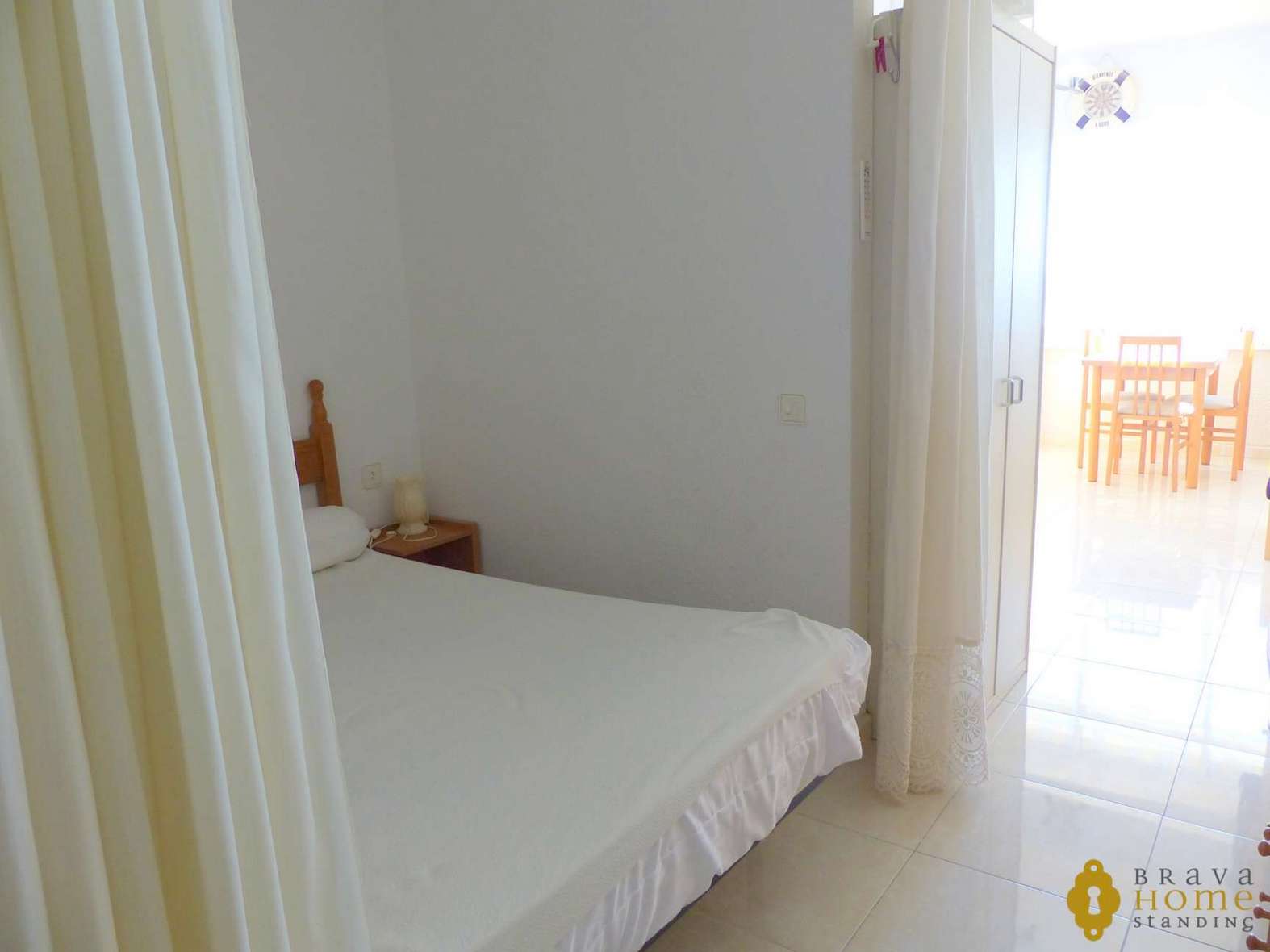 Bonito apartamento en 1era línea de mar en venta en Empuriabrava