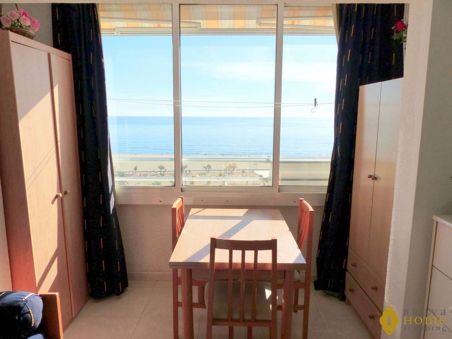Bonito apartamento en 1era línea de mar en venta en Empuriabrava