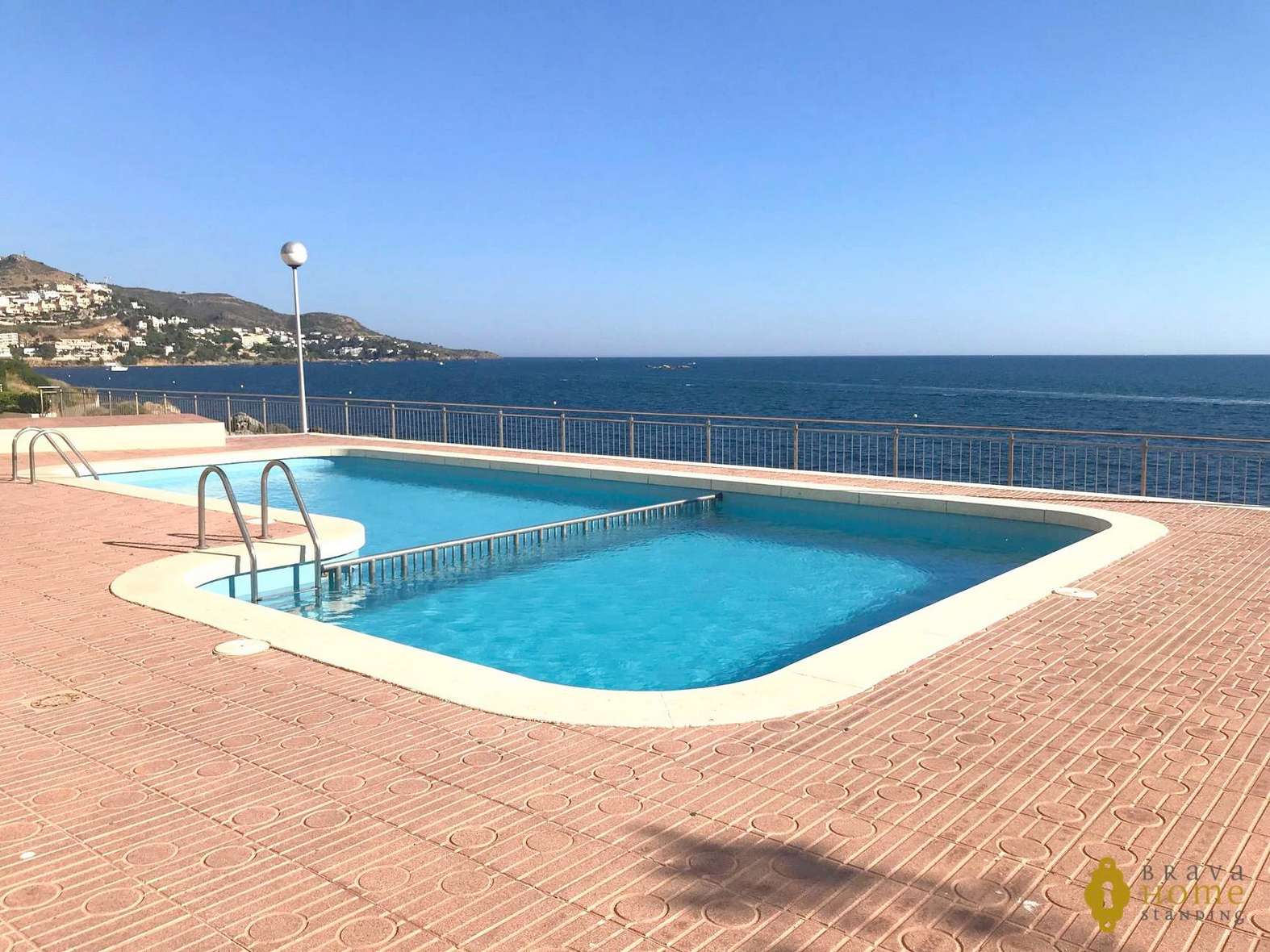 Precioso apartamento en 1era linea de mar con piscina en venta en Rosas