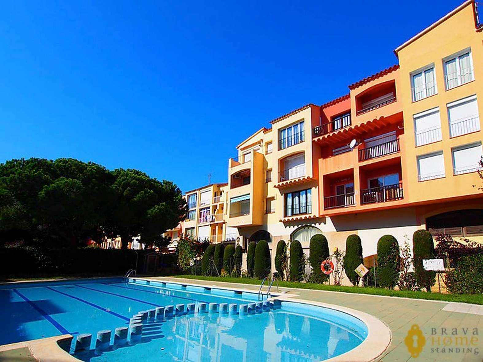 Bonito apartamento de 2 dormitorios a 100m de la playa en venta en Empuriabrava