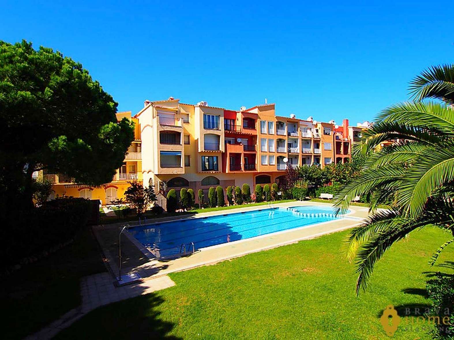 Beautiful 2 bedrooms apartment at 100m from the beach for sale in Empuriabrava