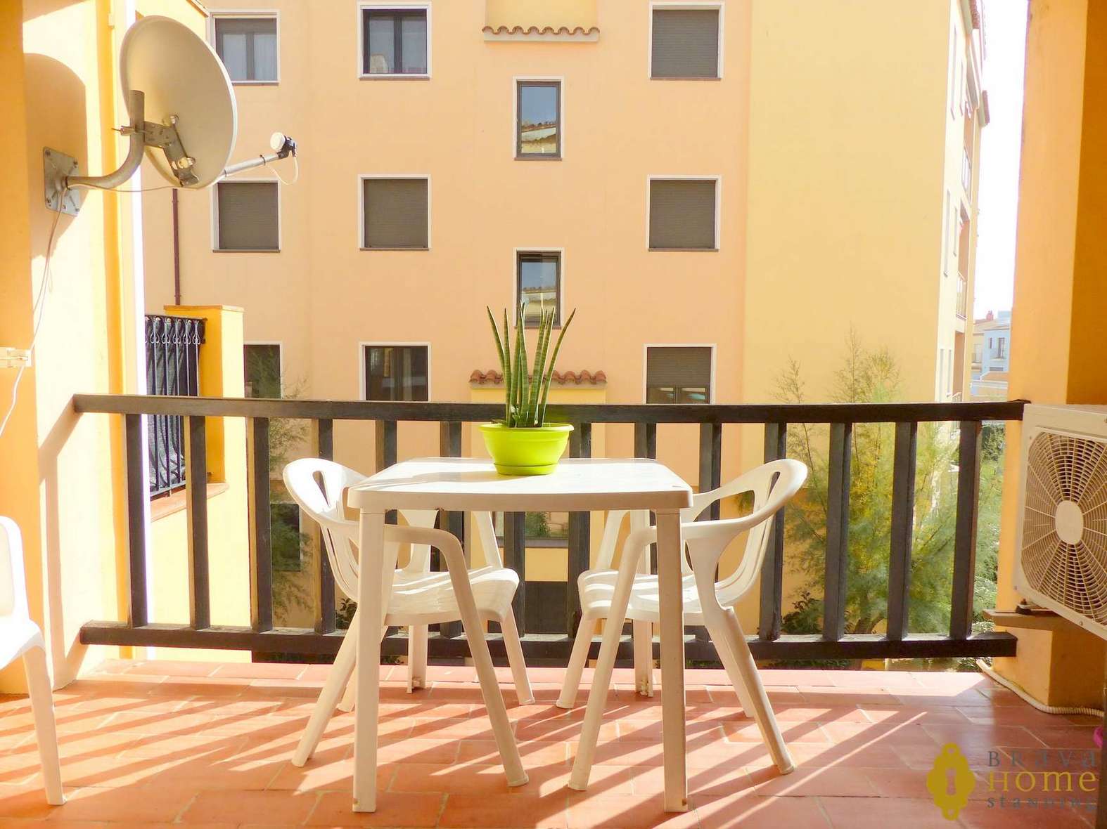 Beautiful 2 bedrooms apartment at 100m from the beach for sale in Empuriabrava