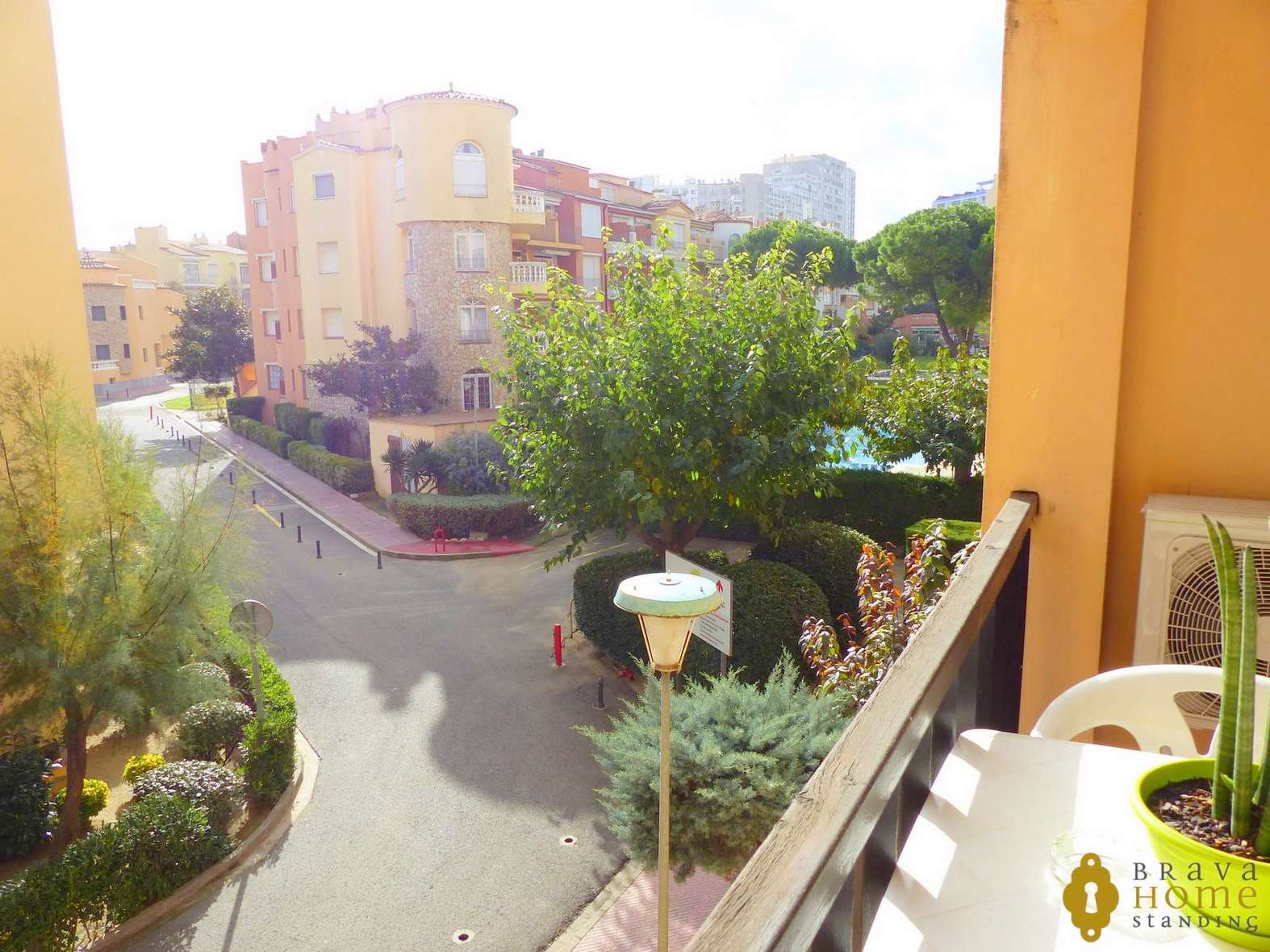 Bonito apartamento de 2 dormitorios a 100m de la playa en venta en Empuriabrava