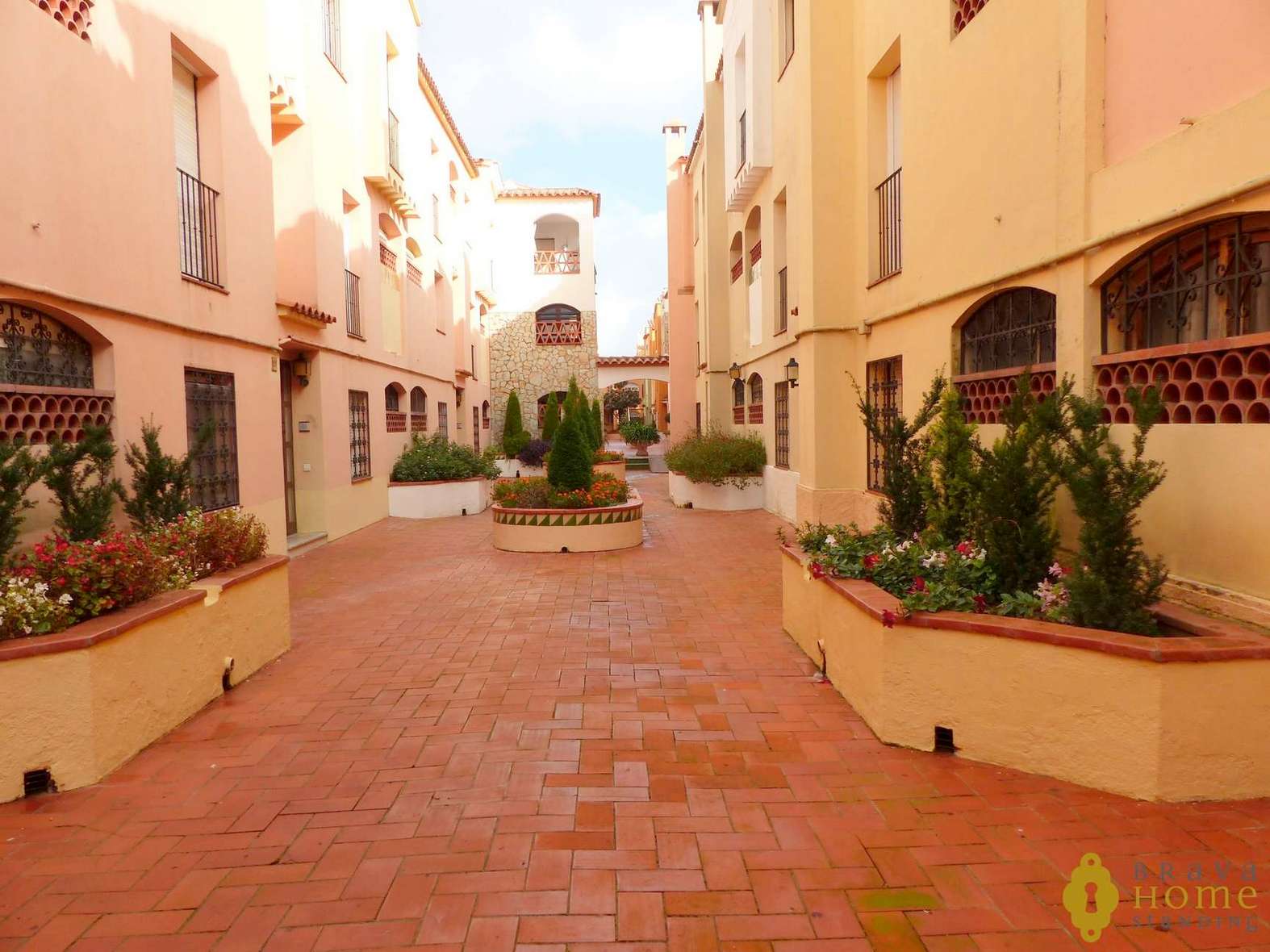 Bonito apartamento de 2 dormitorios a 100m de la playa en venta en Empuriabrava