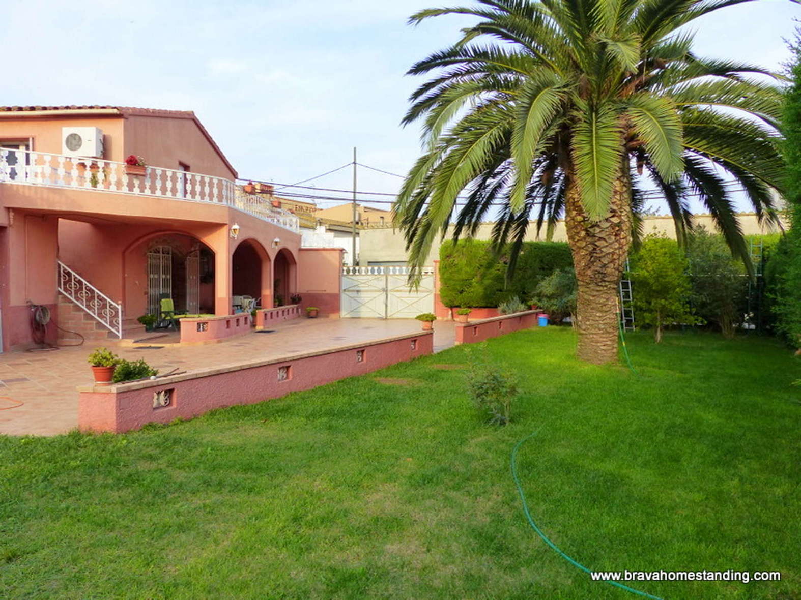 Castellón de Ampurias: Bonita villa con garaje y piscina en venta
