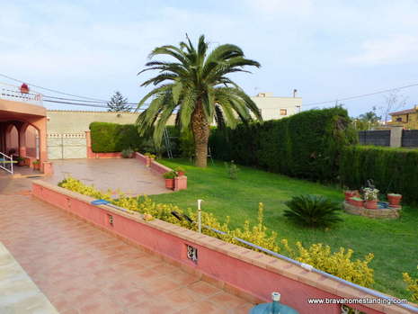 Castelló d'Empuries: Nice villa with garage and pool for sale