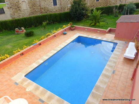 Castelló d'Empuries: Nice villa with garage and pool for sale