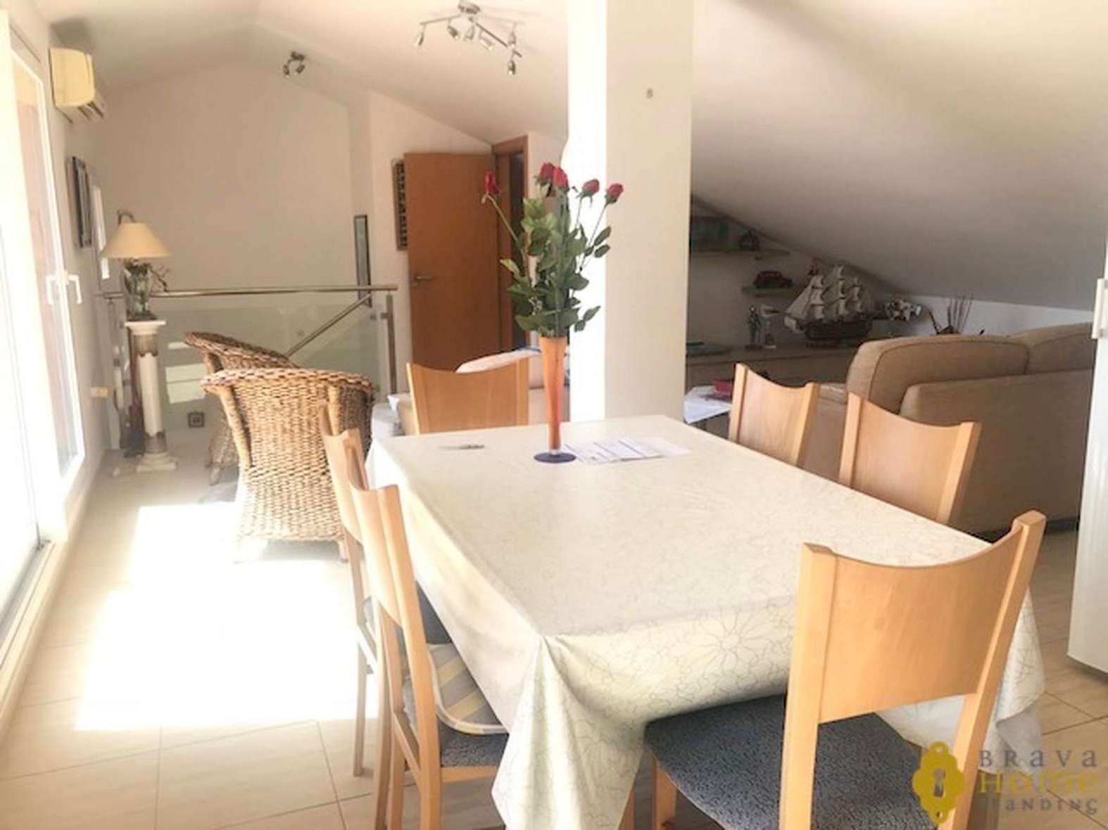 Magnífico dúplex en el centro de rosas en venta.