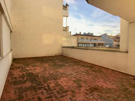 APARTMENT WITH LARGE TERRACE FOR SALE IN EMPURIABRAVA
