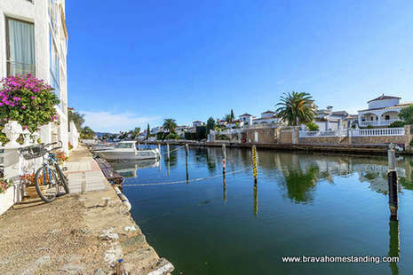 2 bedroom apartment near the canal for sale in EMPURIABRAVA